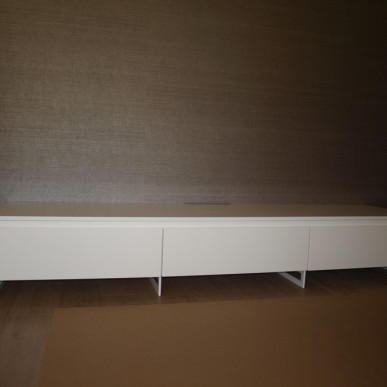 Baltas TV baldas su metalinio rėmo kojomis